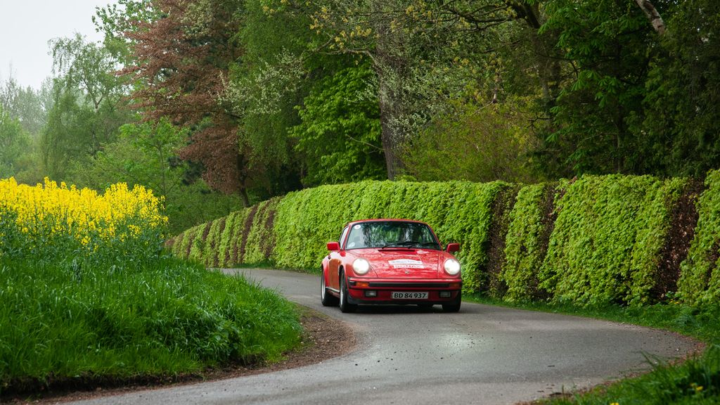 Næsten hele naturens farvekort var i spil, da Leif Poulsen, Fårvang med sønnen Kent Poulsen, Silkeborg kørte den røde velkørende Porsche 911 Carrera til en 1. plads i expert-klassen.
(Foto: rallypics.dk - Viggo Johansen)